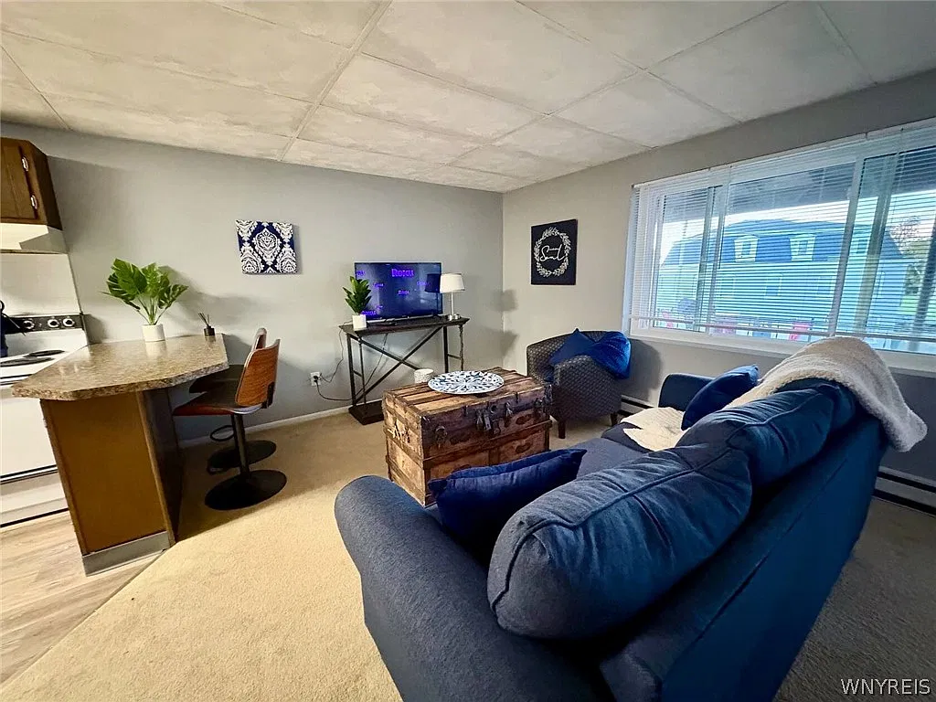 1 bed, 1.0 bath, 8949 sqft, $2,400 — Photo 3
