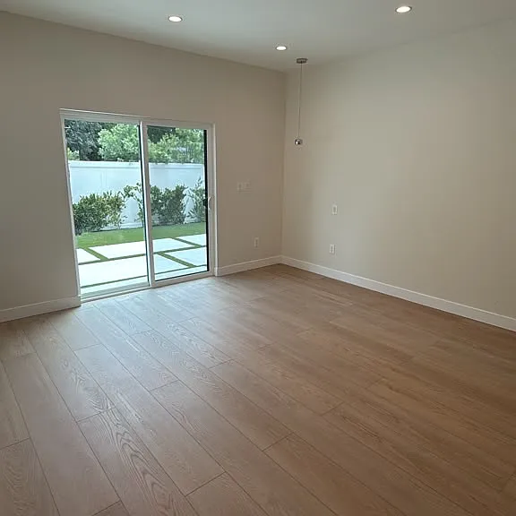 5412 Fallbrook Ave — Photo 3