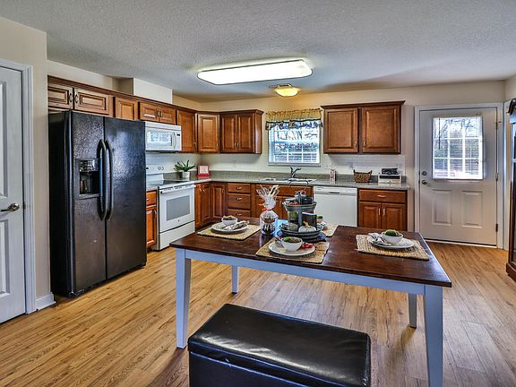 5th image of 225 Heritage Crossing Dr