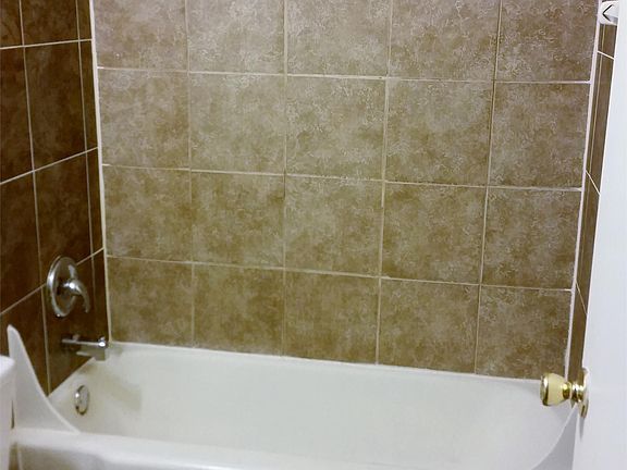 Full bathroom - new ceramic tile surround
