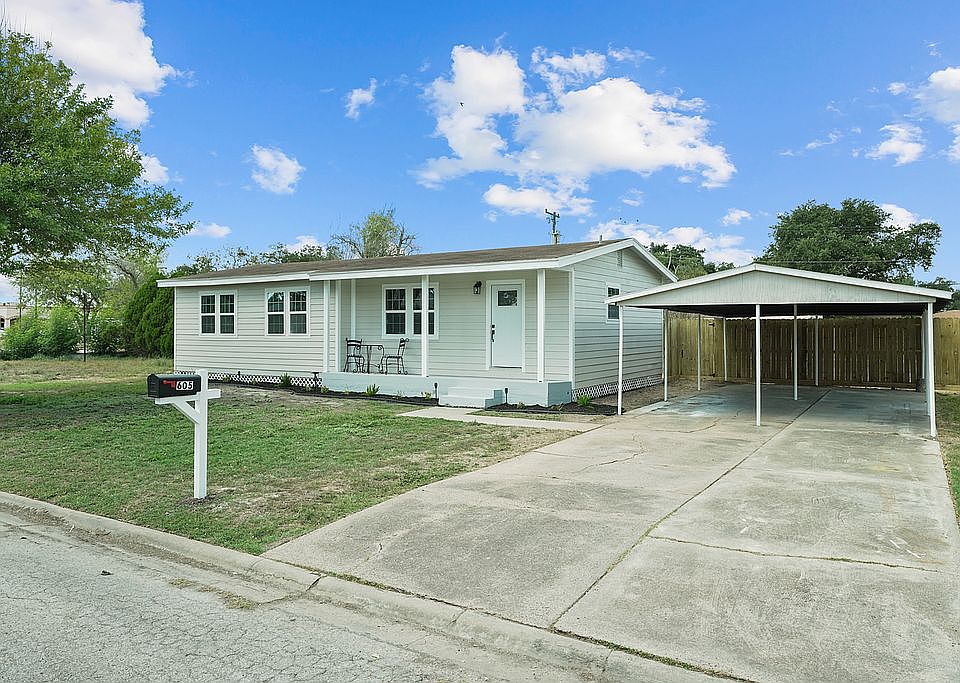 605 Travis St, Refugio, TX 78377 Zillow