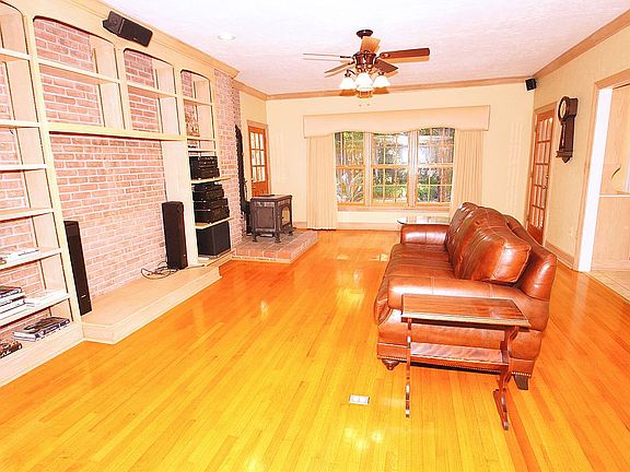 4th image of 1710 NW 23rd St
