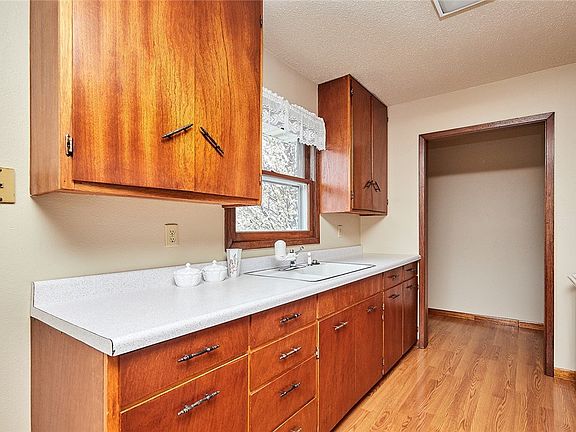 5th image of 301 S Lincoln St