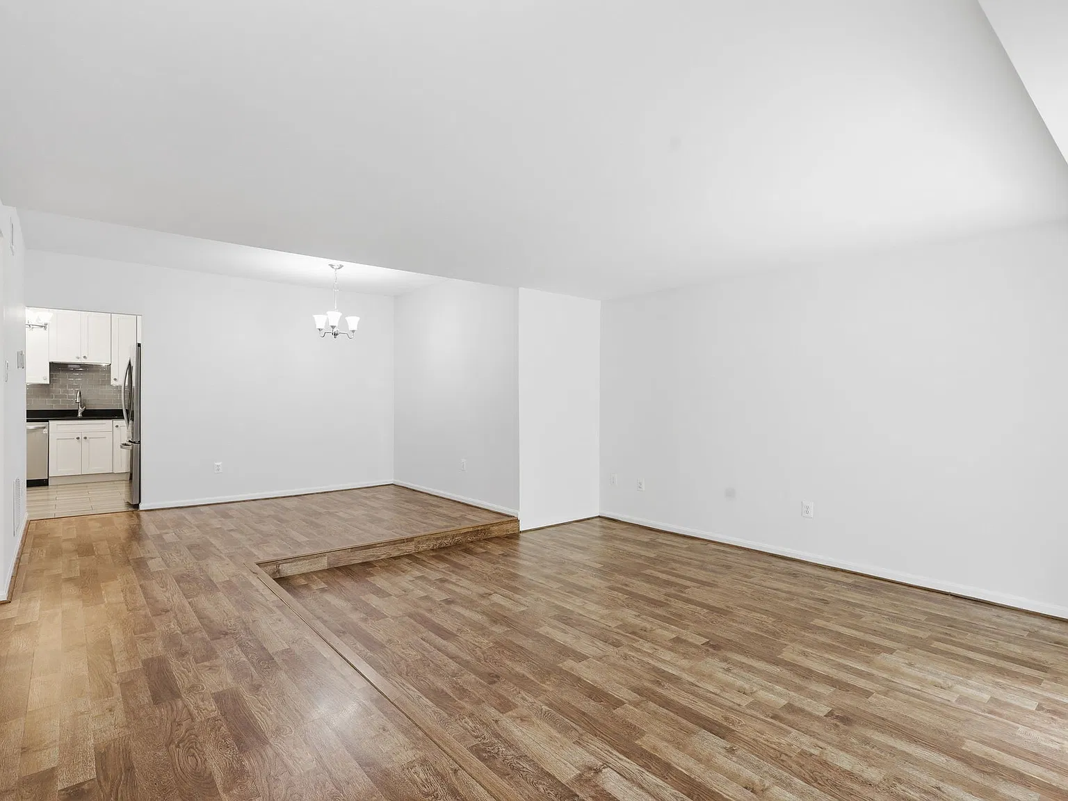 2 bed, 1054 sqft, $2,400 — Photo 4