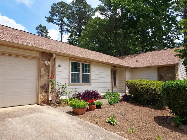 646 Post Road Dr, Stone Mountain, GA 30088