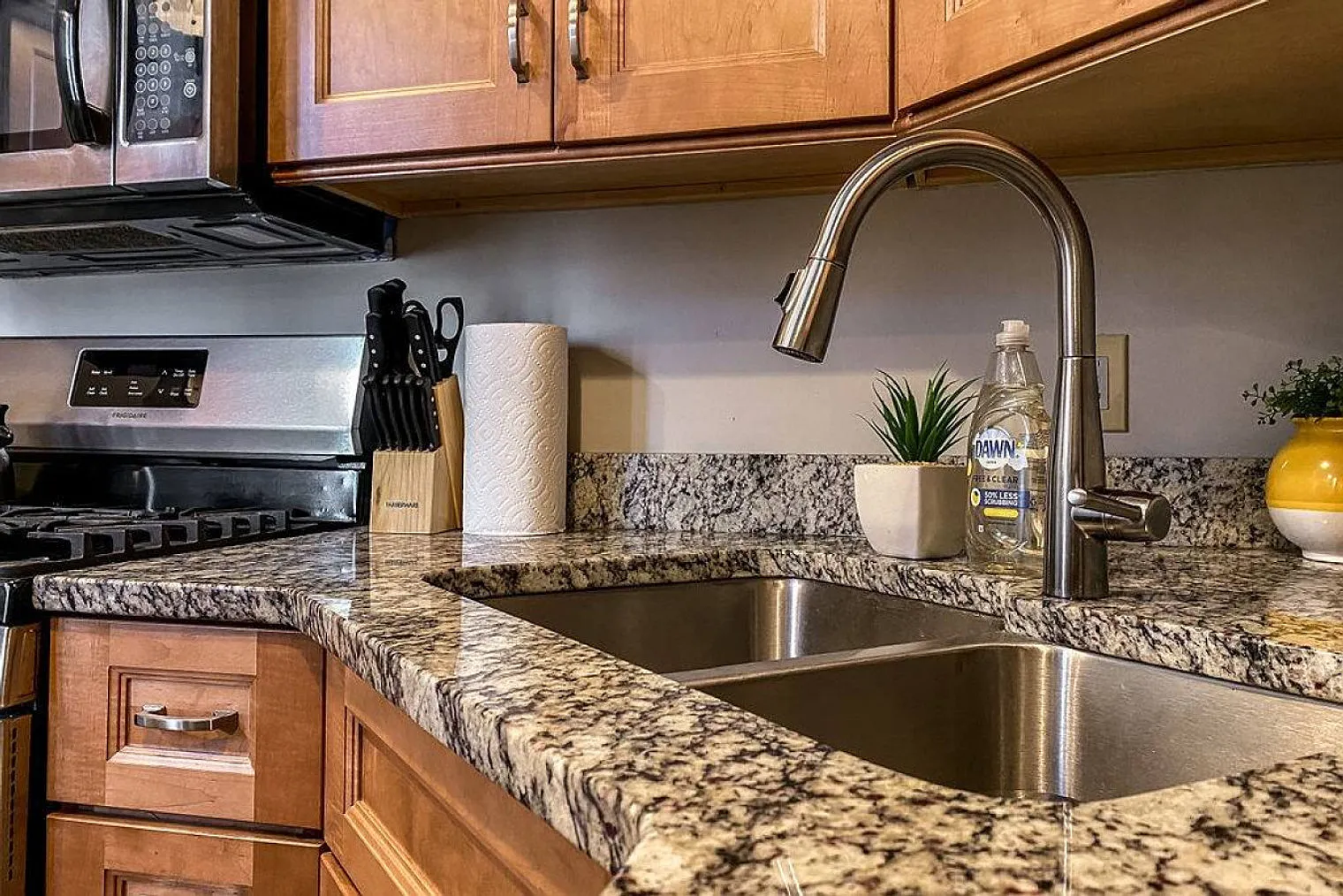 3 bed, 1.0 bath, 1453 sqft, $2,445 — Photo 4