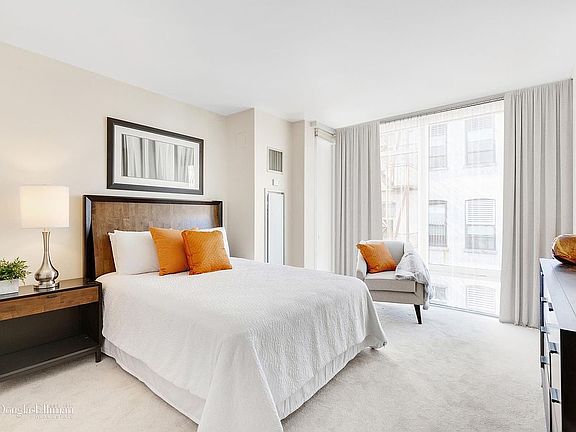 5th image of 350 W 53rd St Unit Ph7e