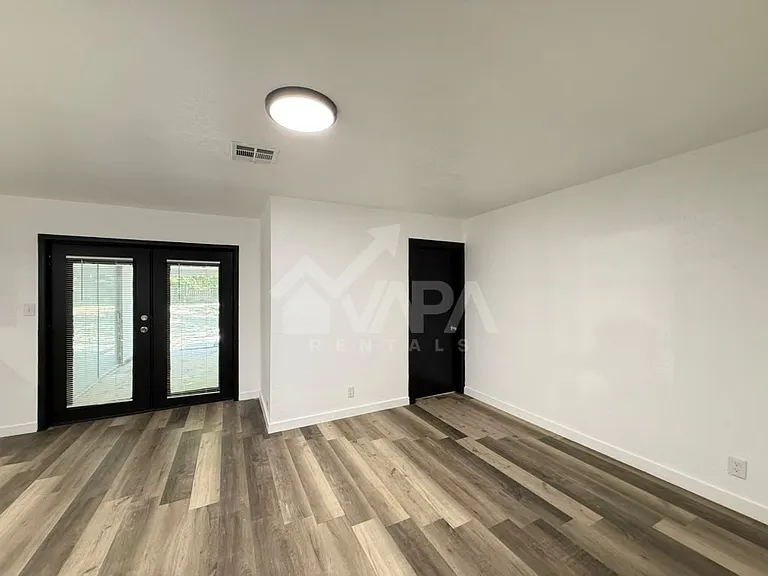 217 Avenue E St — Photo 9
