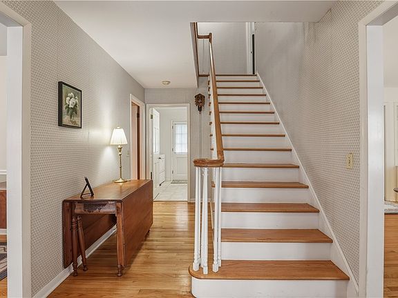 4th image of 8 Fox Ln E