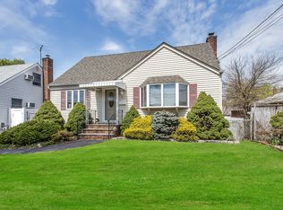 3 Sunset Ave, Farmingdale, NY 11735