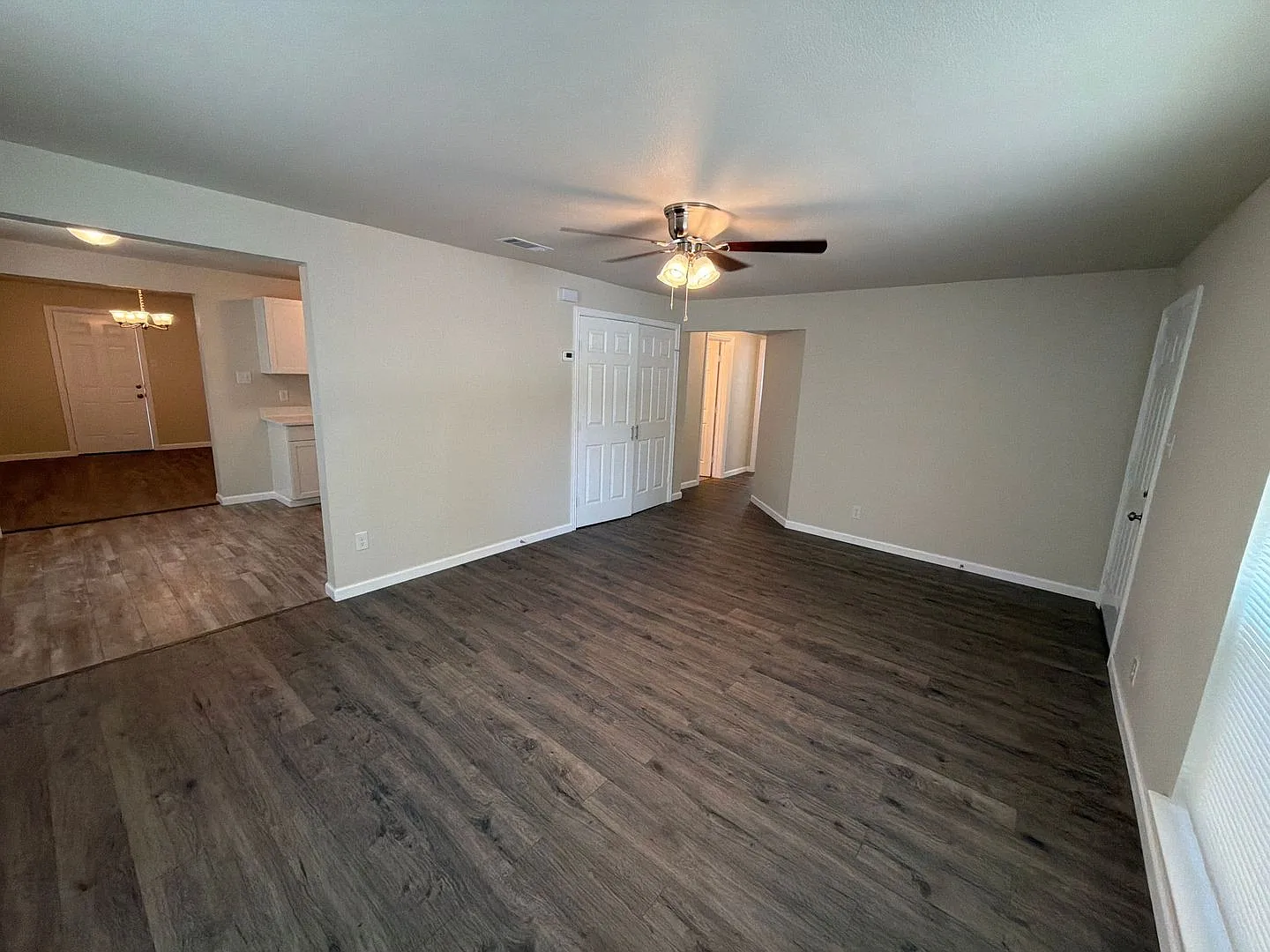 Room in 7 Bedroom Home on Houston St — Photo 3