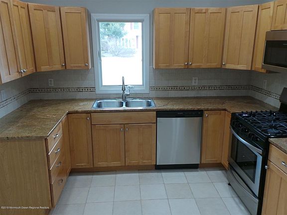 5th image of 119 Maine St