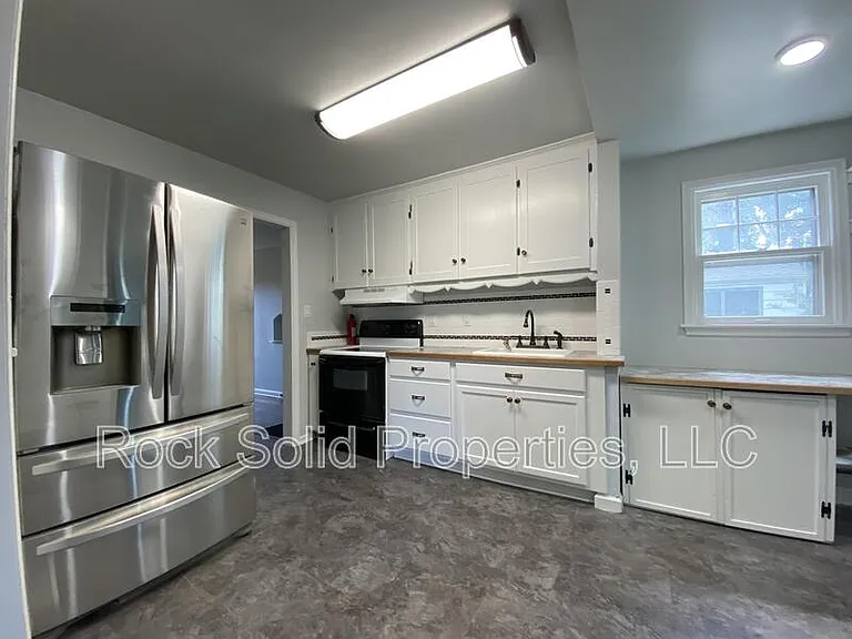 416 E 3rd St — Photo 6