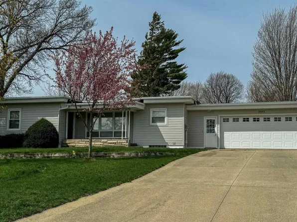 1645 Club View Dr, Hampton, IA 50441