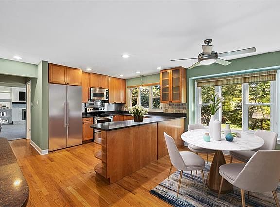 3rd image of 648 Sunbridge Dr