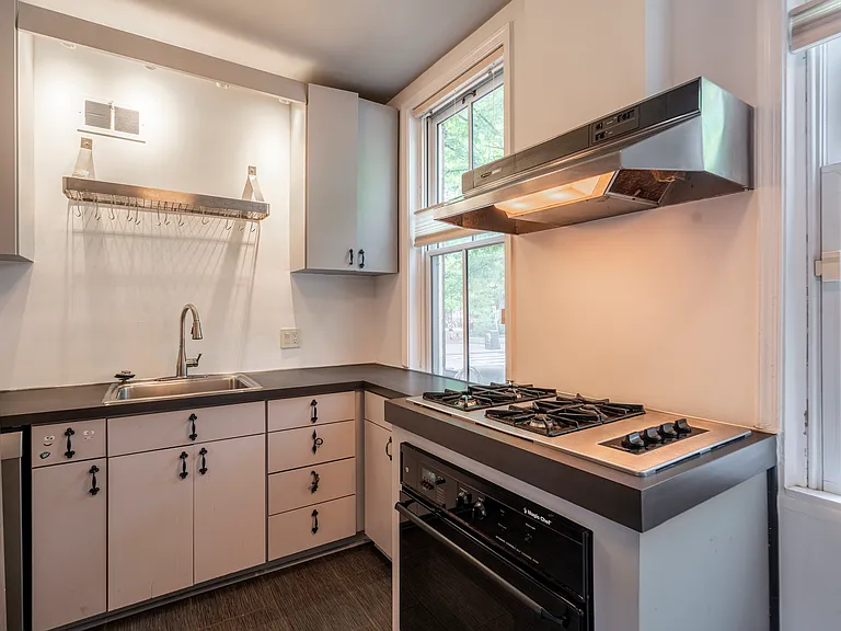 2228 Pine St — Photo 4
