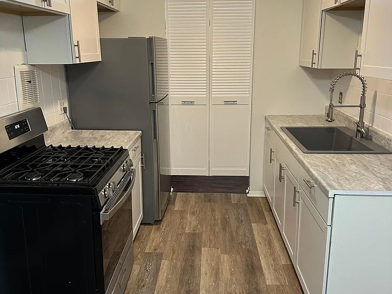 Queen's Park Apartments — Photo 9