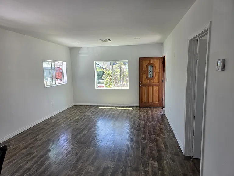 1638 S Berendo St — Photo 3