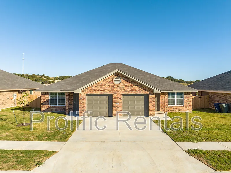 3 bed, 2.0 bath, 1122 sqft, $1,450 — Photo 3
