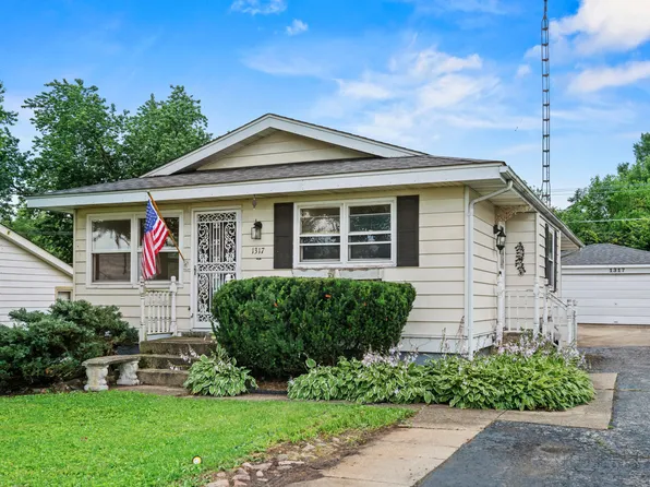 1317 Jefferson St, Lake In The Hills, IL 60156