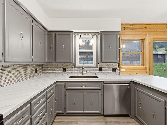 4th image of 155 Parkwood Dr