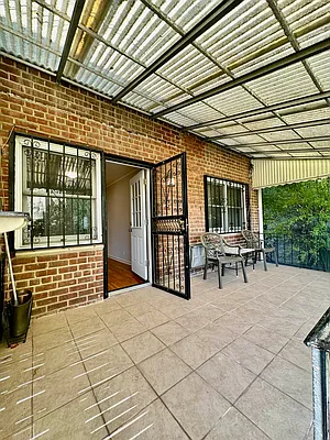 Rented by Zikos Realty Services | media 16