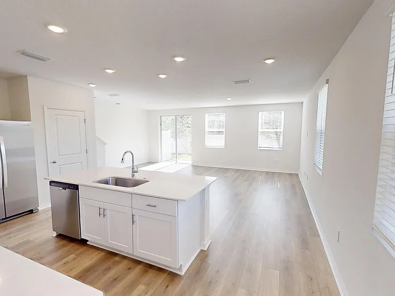 1129 Bradford Park Dr — Photo 2