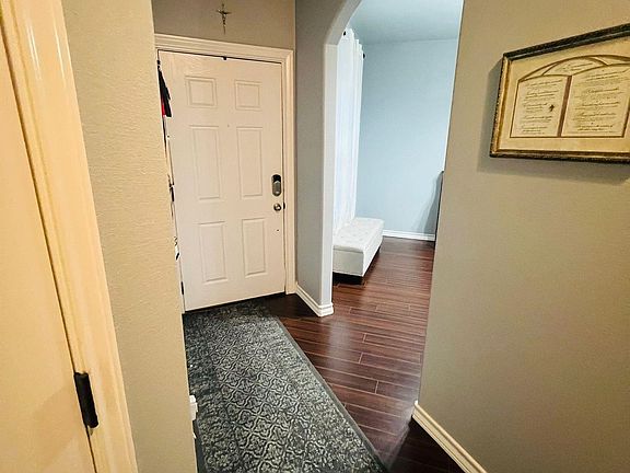 5th image of 221 Twin Oak Dr