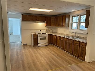 3rd image of 100 Summit Ave Floor 1
