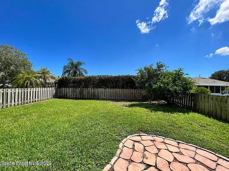 2230 Redwood Cir NE — Photo 17