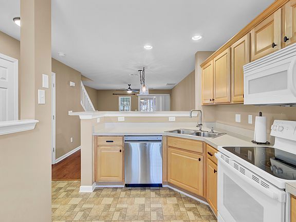 3rd image of 7936 Shadow Oak Dr