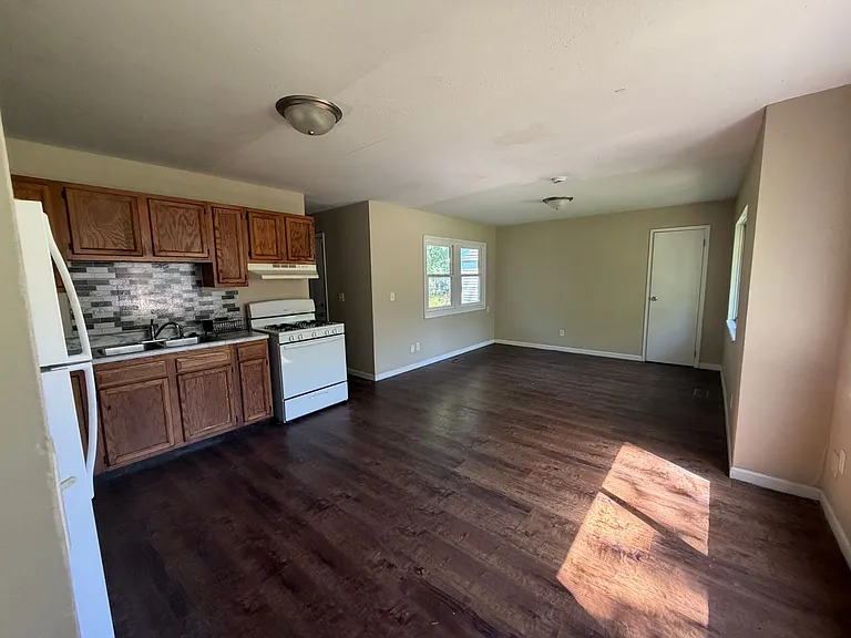 1109 Austin Dr — Photo 3
