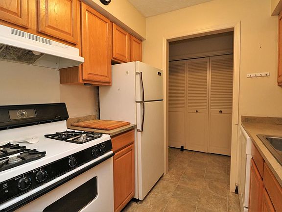 5th image of 175 Malabu Dr APT 25