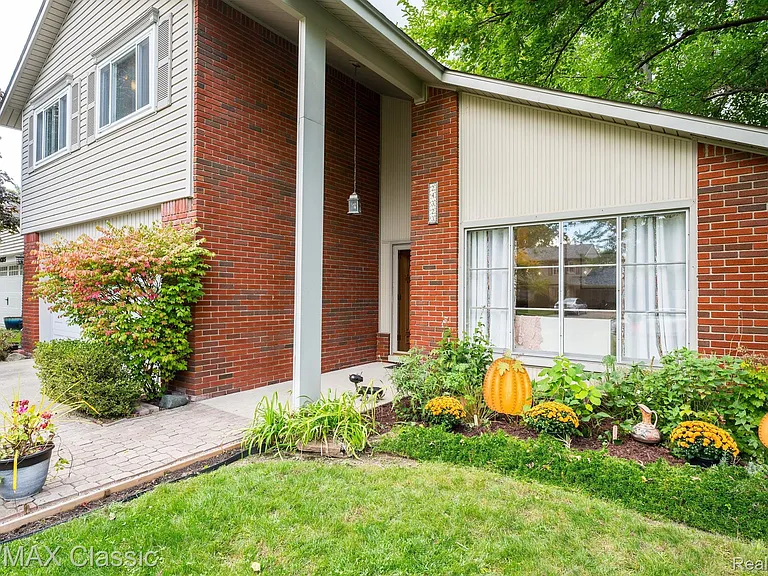 24323 Pinecrest St — Photo 3
