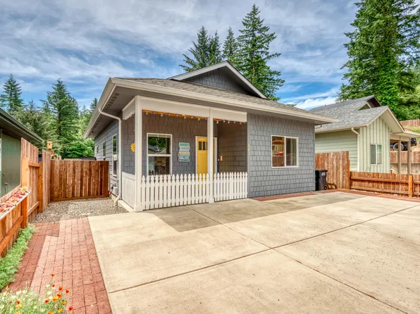 905 SE Beaver St, Toledo, OR 97391