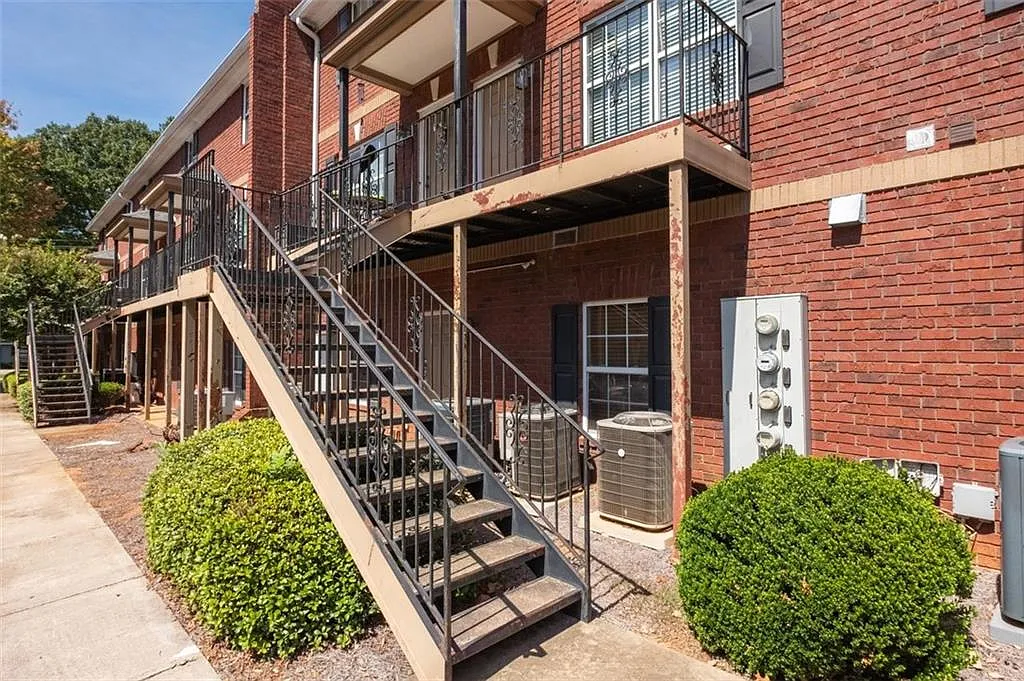 2 bed, 2.5 bath, 1088 sqft, $1,300 — Photo 3