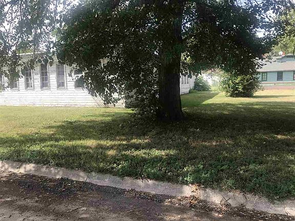2nd image of 107 E Prairie Ave