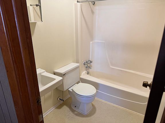4th image of 70 Franks Ct #6