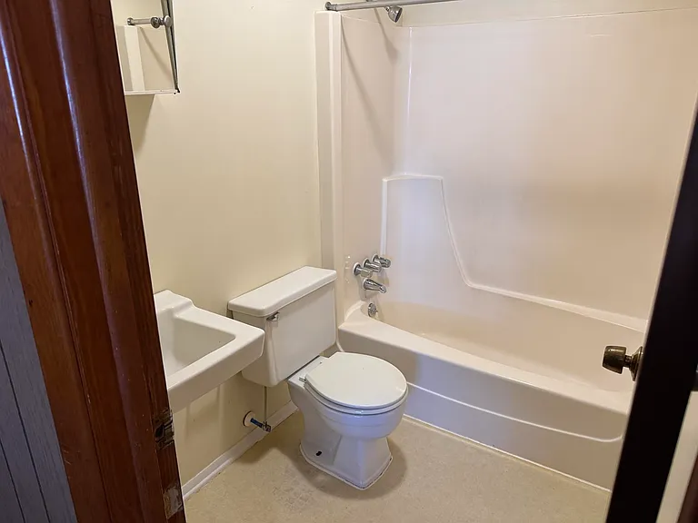 70 Franks Ct #6 — Photo 4