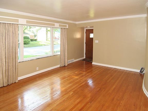 5th image of 5914 Rosslyn Ave