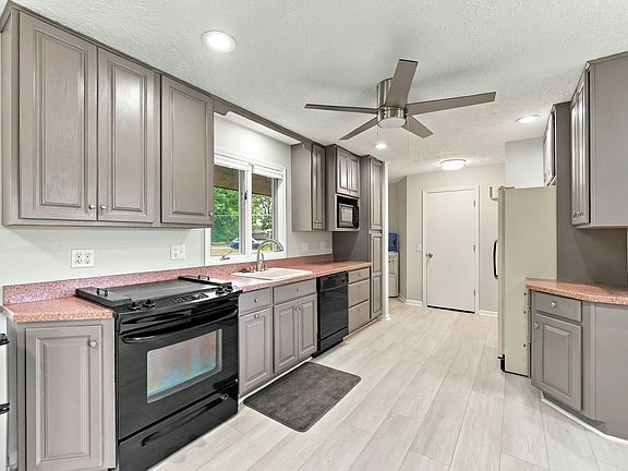 3rd image of 10226 Tomkinson Dr