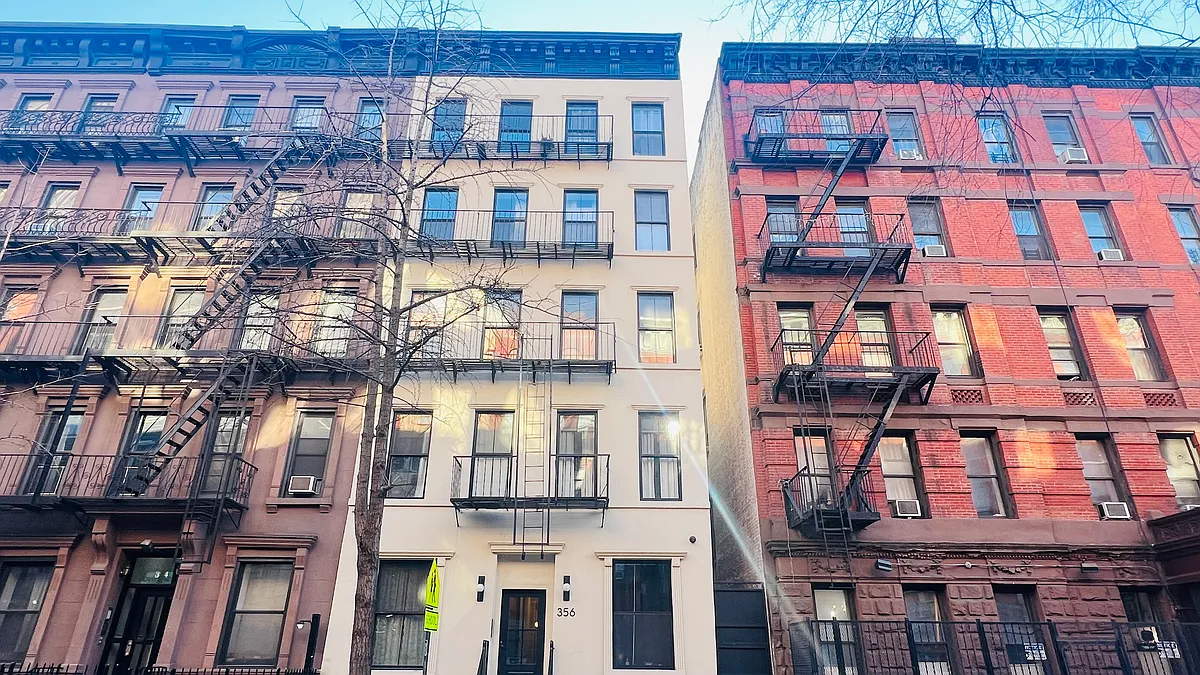 Building Photo - 356 W 48th St #1C
