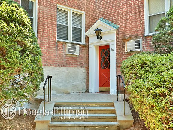 2nd image of 701 Palmer Ct APT 1D