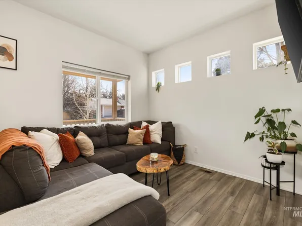 124 W Cherry Ave, Meridian, ID 83642