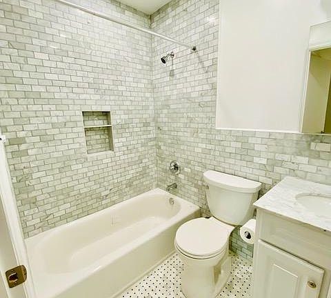 4th image of 330 E Broadway