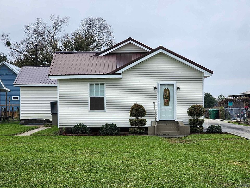 1st image of 410 S Bayou Dr
