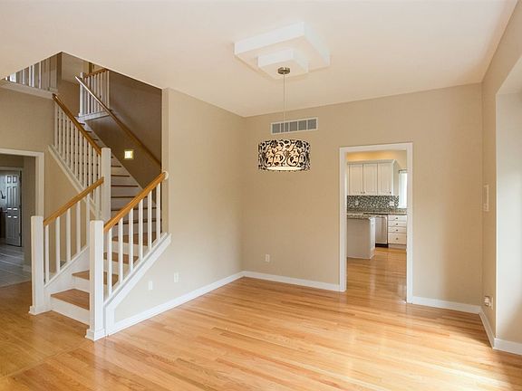 5th image of 608 Arlington Dr