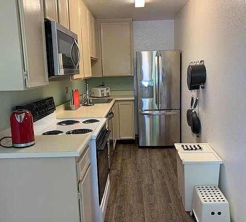 5th image of 2820 N Arcadia Ct #200