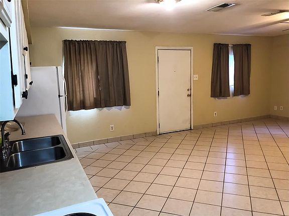 4th image of 516 1/2 11th Ave N APT 1