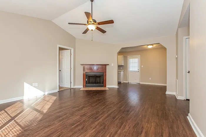 3 bed, 2.0 bath, 1118 sqft, $1,575 — Photo 2